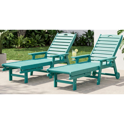 Méridienne d'extérieur en PEHD 2 roulettes 78 po avec roulettes et repose-pieds rétractable toutes saisons à 5 positions avec porte-gobelet et finition en bois texturé pour piscine, patio et terrasse