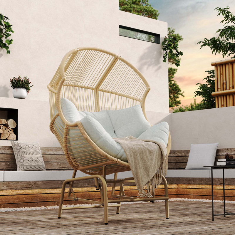 Fauteuil oscillant d'extérieur en osier Palos, Coussin beige / structure brun clair