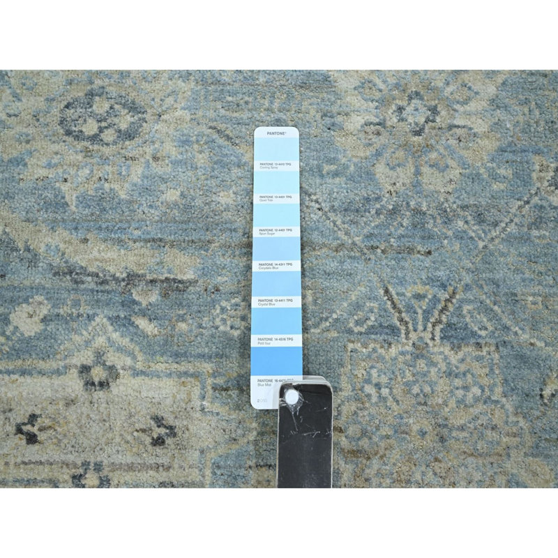 Tapis bleu bébé 5 pi x 7 pi, motif faucille, noué à la main, velours zéro, finition courte et antique, laine pure, colorants végétaux, tapis oriental