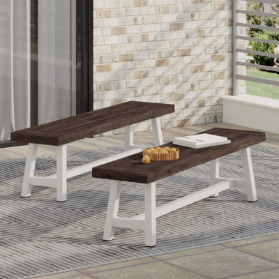 Bancs d'extérieur Carlisle, ensemble de 2 sablés, bois d'acacia durable, style industriel moderne, résistant aux intempéries