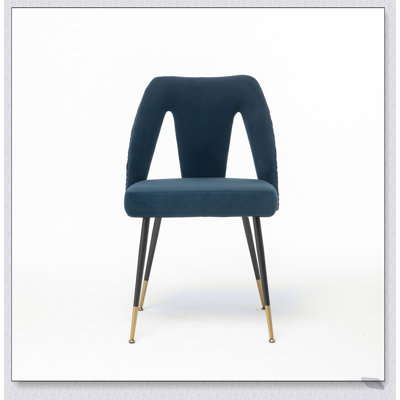 Chaise de salle à manger rembourrée en velours avec têtes de clou et pieds en métal doré, offrant un confort et une élégance ultimes