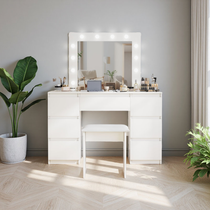 Grandes tables de coiffeuse blanches avec miroir et lumière