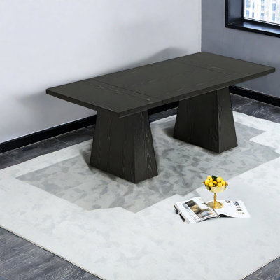 Table de salle à manger spacieuse en bois noir de style campagne moderne, parfaite pour les cuisines