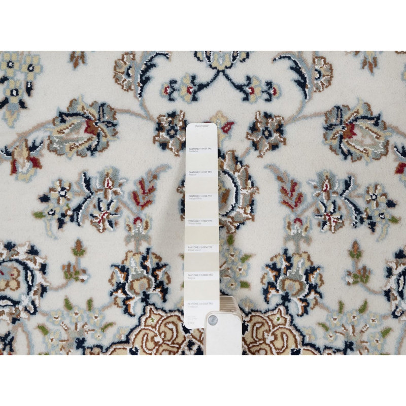 Tapis oriental blanc doux 4 pi 8 po x 6 pi 10 po Nain avec motif de médaillon de fleurs, 250 KPSI