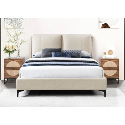 Très grand lit brun clair avec une structure entièrement rembourrée et une base plateforme 100% tissu élégante