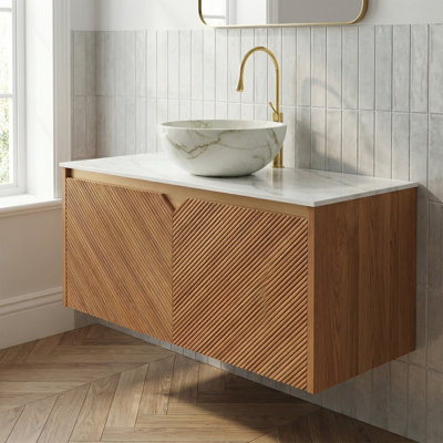 Meuble-lavabo de 36 pouces avec lavabo, style flottant, avec lavabo en céramique blanche à motif de pierre et comptoir en pierre frittée, fini en grain de bois de chêne brun.