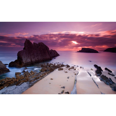 Art mural en verre trempé lavande coucher de soleil plage rocheuse, 60 po x 40 po
