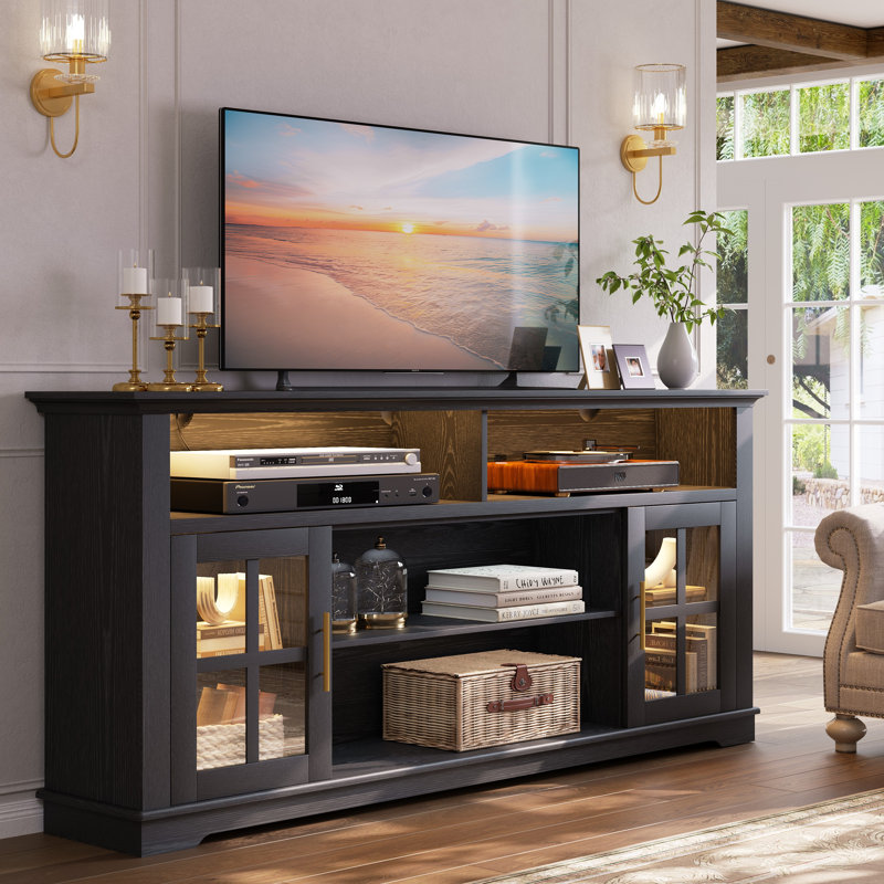 Meuble télé noir avec éclairage DEL, armoires en verre et tablettes ouvertes. Console multimédia moderne pour le rangement et la décoration de salon