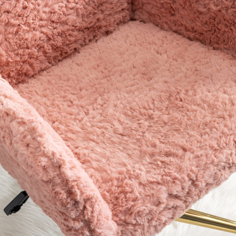 Fauteuil de bureau à assise large rose, piètement en métal doré, pour un environnement d'étude productif et respirant.