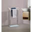 Porte-serviettes de salle de bain autoportant avec deux barres chromées et une tablette en verre trempé pour suspendre des serviettes de bain et des débarbouillettes dans des espaces compacts avec un cadre en métal moderne et élégant pour une organi