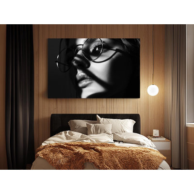 Portrait noir et blanc d'une femme avec des lunettes sur toile de haute qualité - décoration murale fabriquée à la main - art élégant - cadeau - décoration murale
