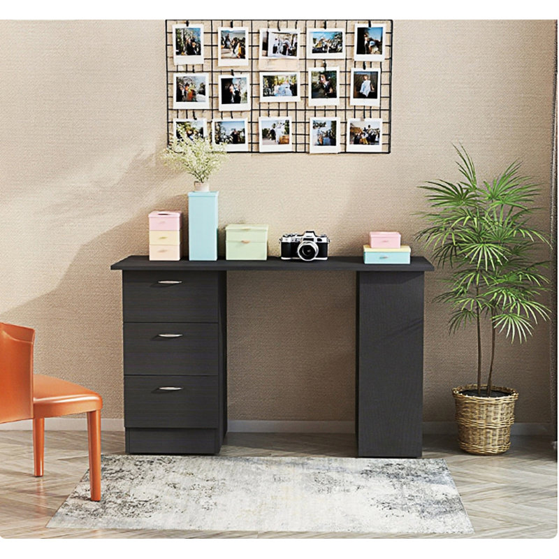 Bureau d'ordinateur moderne, poste de travail avec table d'écriture et bibliothèque