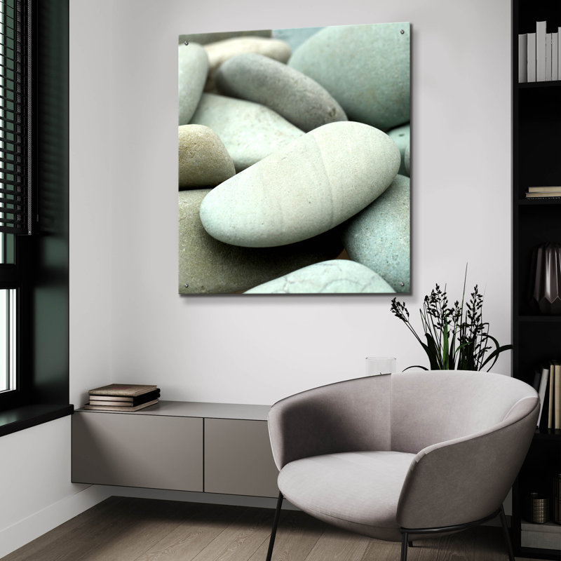 «Pale Blue Stones from Beach» par Tom Quartermaine, art mural en verre acrylique, 12 po x 12 po, H 36 po x l 36 po x P 0,2 po