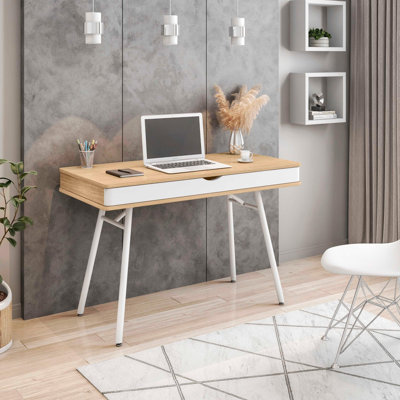 Bureau d'ordinateur moderne à plusieurs rangements