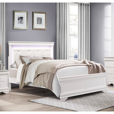 Lit double glamour blanc pleine grandeur avec tête de lit tapissier en similicuir à boutons et texture alligator pour la décoration