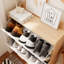 Armoire à chaussures de 31,5 pouces avec 2 tiroirs rabattables, conception nordique, pieds en bois massif, pour portes de rangement autoportantes de petite à moyenne taille, blanc et agencement de couleurs