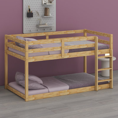 Lit superposé en bois avec échelle