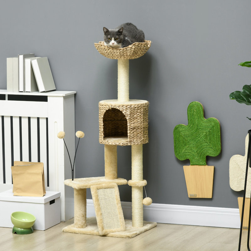 Arbre à chat pour petits chats - 45 po avec poteaux à griffer, rampe, plateformes, lit dans le salon beige