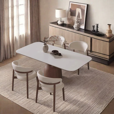 Table et chaises rectangulaires