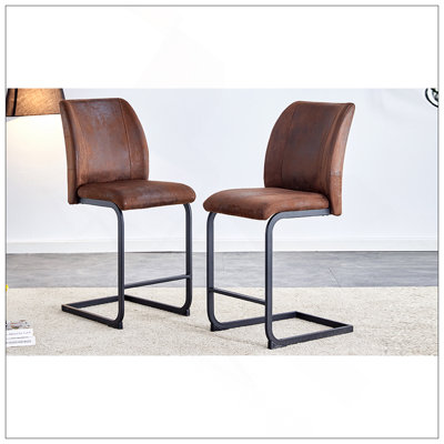 Un ensemble de deux chaises brunes, comprenant des coussins en suède et des pieds en métal noir. Petite taille, convient à certains groupes, convient aux chaises de salle à manger, de cuisine, de terrasse et de bureau d'invités (ensemble de 2)