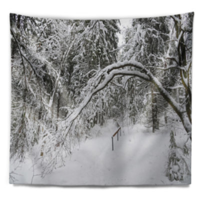 Tapisserie de forêt d'hiver brumeuse noir et blanc
