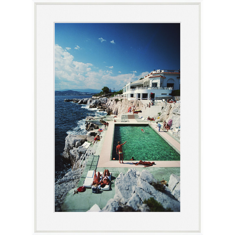 Hotel Du Cap Eden-Roc par Slim Aarons - Photographie de cadre unique, H 17 po x l 25 po x P 1,75 po, Blanc