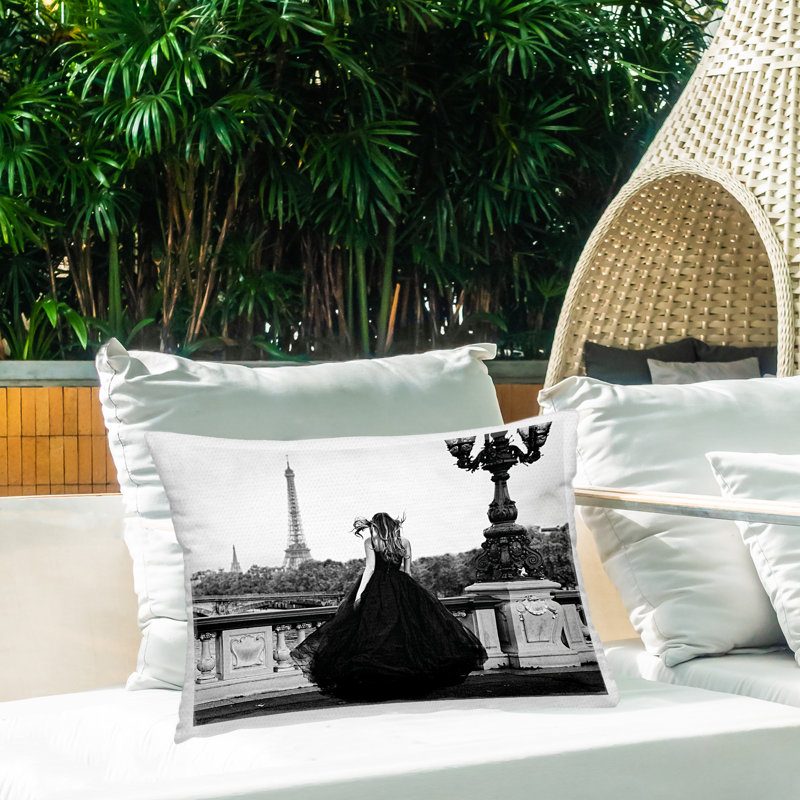 Coussin d'extérieur Girl in Gown Cityscape