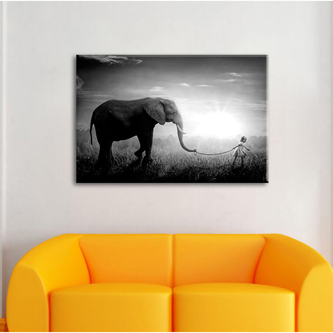 Leinwandbild Kind und Elefant bei Sonnenuntergang