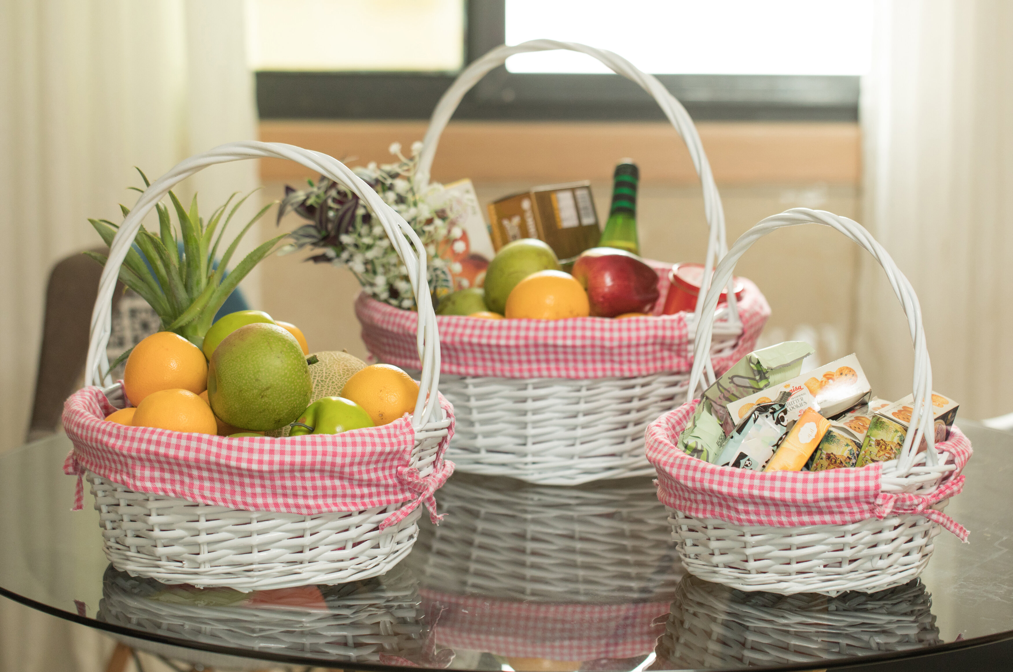 Traditional White Round Willow Gift Basket With Gingham Liner And