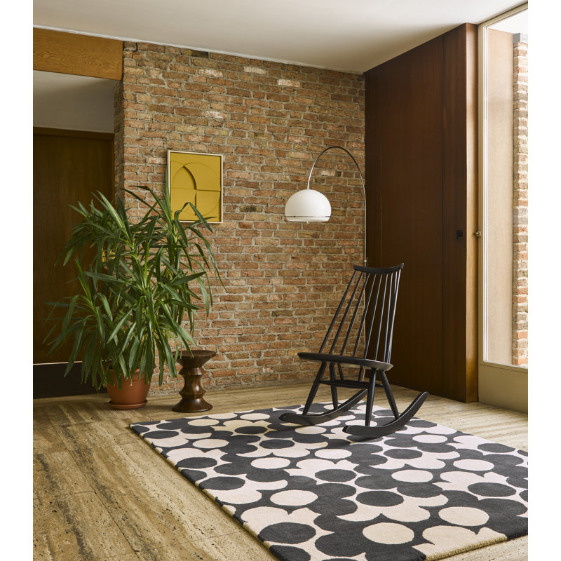 Wool Floral Area Rug in Black/Off-White, Rectangle 5'3" x 7'6"