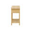 Table d'appoint décontractée à deux niveaux de 61 cm de hauteur, avec dessus en stratifié naturel et panneau, idéale comme table de chevet dans une chambre ou un salon. Étagère de rangement fermée.