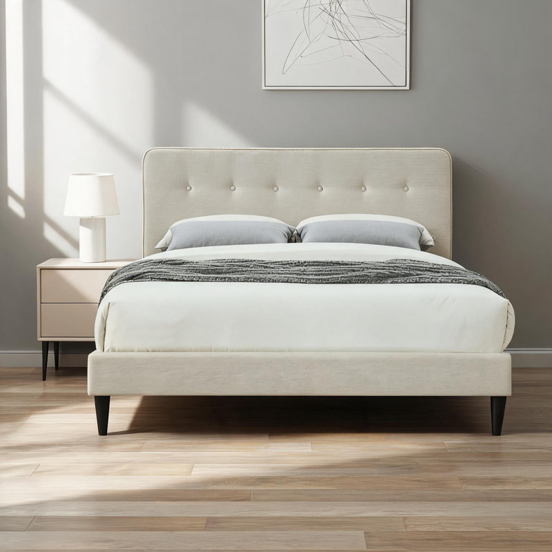 Lit double rembourré en polyester doux et blanc, base de lit capitonnée pour utilisation dans une chambre résidentielle avec chargement USB