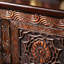 Buffet en bois sculpté.