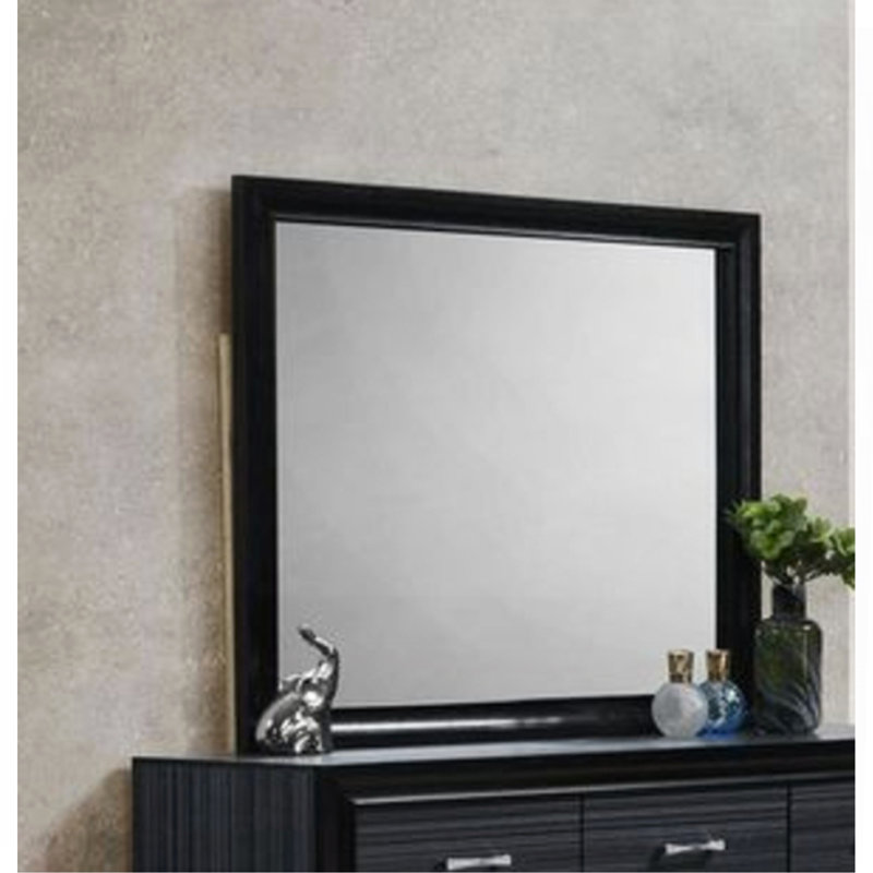 Ceci est un miroir rectangulaire, adapté à la salle de bain ou à la décoration intérieure, ajoutant une touche d'élégance à l'espace.