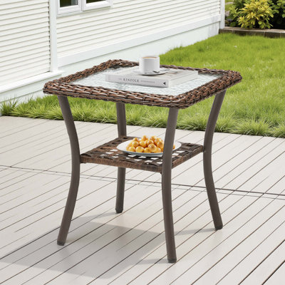 Table d'appoint en osier toutes saisons avec plateau en verre trempé et rangement à deux niveaux pour les patios, balcons, terrasses et piscines.