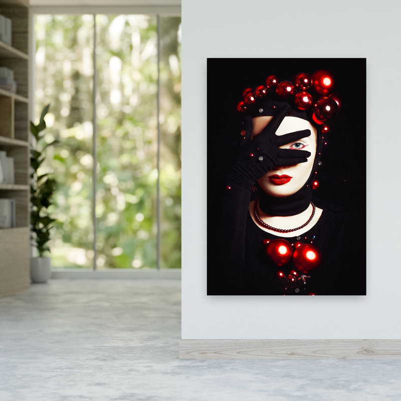«Dramatic Red Bauble Portrait», reproduction d'art murale contemporaine, 48" H x 32" W