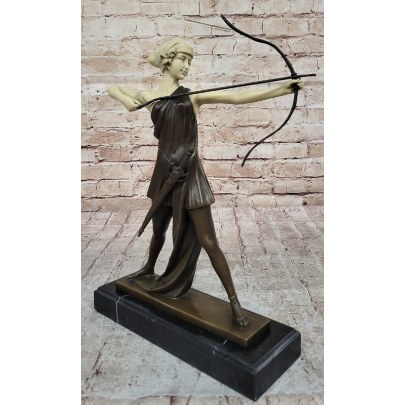 Statue de la chasseresse Diana avec archer