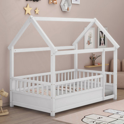 Lit en bois avec structure de toit en bois