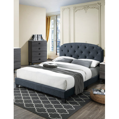 Mobilier de chambre à coucher pleine grandeur à garniture cloutée capitonnée et capitonnée