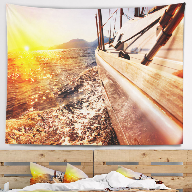 Le yacht en shore de mer de polyester voyage contre le tapisserie du coucher de soleil avec accessoires suspendus inclus