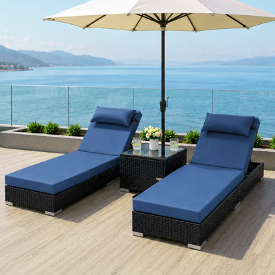  Ensemble de chaises longues d'extérieur avec table d'appoint avec rangement, structure en aluminium résistant à la rouille, dossier et repose-pieds réglables, rotin en osier résistant aux intempéries, avec housses de coussin extra lavables pour le patio, le bord de la piscine, la cour - bleu