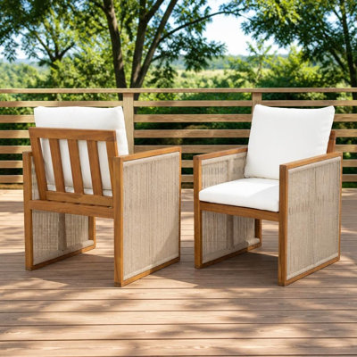 Ensemble de 2 fauteuils de jardin avec structure robuste en bois d'acacia, dossier et accoudoirs en corde tressée à la main, coussins amovibles et lavables, patins antidérapants et sangles de maintien des coussins.