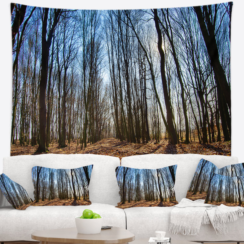 Tapisserie d'arbres sombres dans la forêt au lever du soleil, H 68 po x l 80 po
