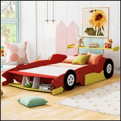 Lit plateforme en forme de voiture de course avec roues, parfait pour les enfants et les amateurs de voitures, combinant plaisir et sommeil confortable