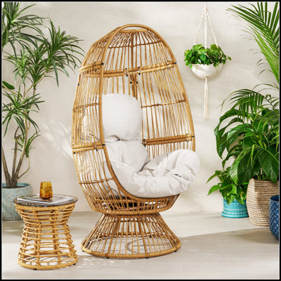 Fauteuil de patio pivotant avec coussins résistants à l'eau et conception en faux rotin Reseda pour une détente en plein air