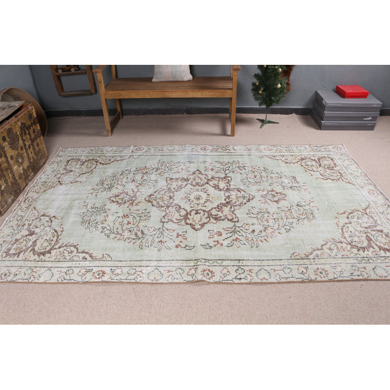 Explorez la beauté de ce grand tapis turc vert parfait pour votre salon ou votre salon