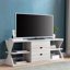 Meuble télé moderne avec tablettes ouvertes et tiroirs de rangement pour une configuration de divertissement élégante et organisée.