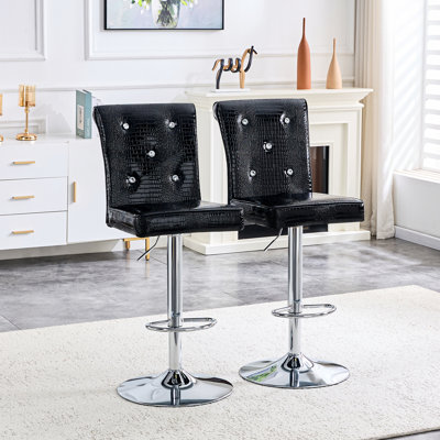 Un ensemble de 2 chaises réglables, présentant des motifs de fixation en cristal et des motifs en cuir artificiel. Ils conviennent à une utilisation dans les cuisines, les restaurants, les bars et peuvent même être utilisés comme sièges élégants dans les hôtels et les restaurants.