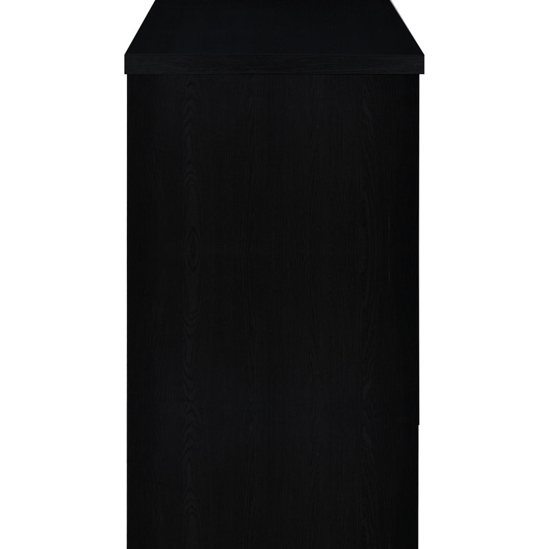 Bar de maison noir avec plusieurs tablettes et verres à pied en métal, bois d'ingénierie pour le rangement ouvert de la salle à manger