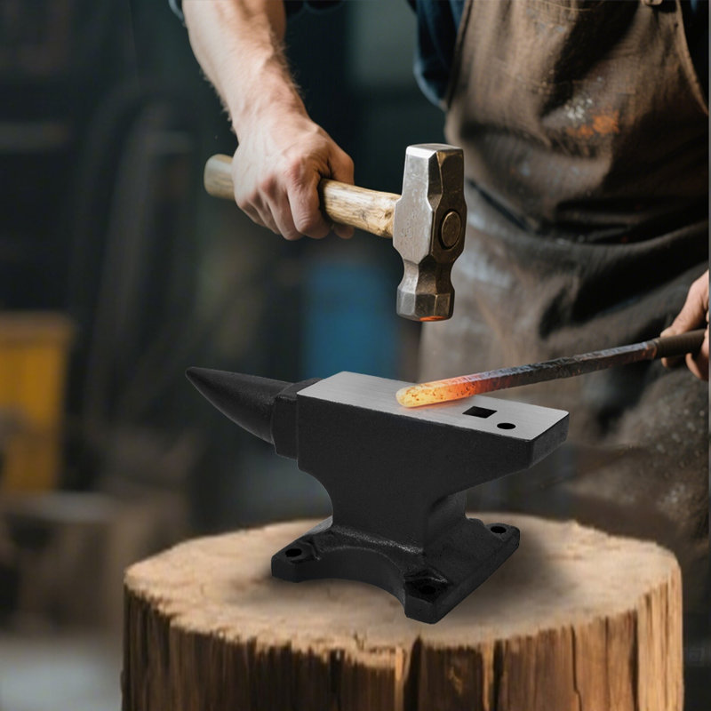 Enclume en acier coulé à corne simple 45 lb, grand comptoir fonctionnel et base solide stable, traité à la chaleur 55 hrc avec outil de forgeron à trous ronds et carrés pour atelier de façonnage de forges en métal